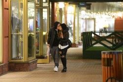 Гуфа и Айзу застали за поцелуями в торговом центре