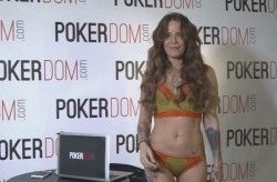 Известная шоу-вумен Айза Долматова предстала неглиже во время турнира по покеру