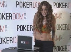Известная шоу-вумен Айза Долматова предстала неглиже во время турнира по покеру