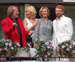 ABBA возвращается на большую сцену