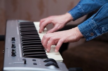 Как научиться играть на синтезаторе